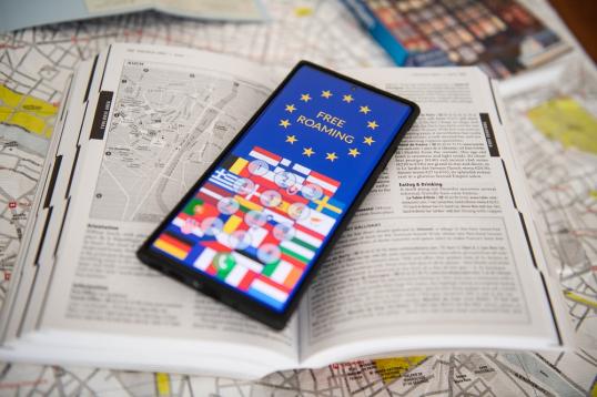 Image of a phone showing European flags and text "free roaming"