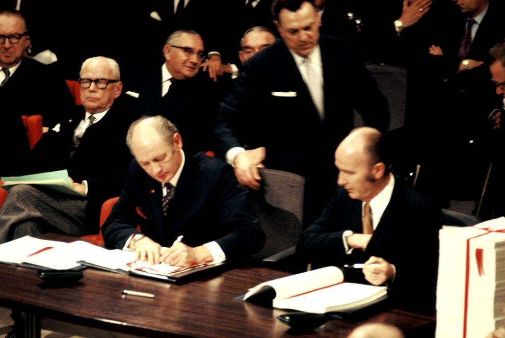  Signing of the accession treaty for Ireland:Patrick Hillery, Irish Minister for Foreign Affairs, and Taoiseach Jack Lynch