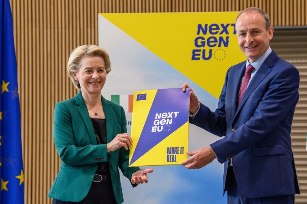 President von der Leyen presenting the Commission's assessment of Ireland's national recovery plan to Taoiseach Micheál Martin in July 2021