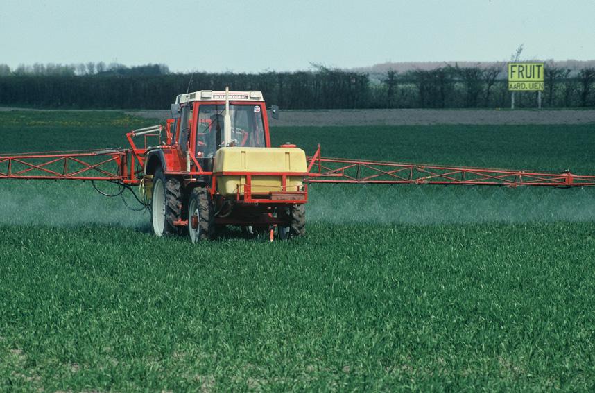 Tractor spreading fertilizers