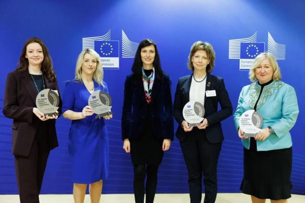 Commissioner Gabriel with representatives from the 4 winning universities of the first 'EU Gender Equality Champions' academic awards