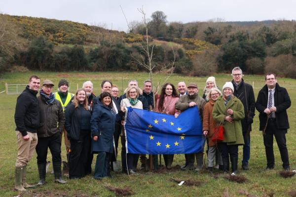 Tree planting event in Kilternan on 4 March 2024 - Commissioner McGuinness with pupils and teachers from C of I Kilternan NS, Ambassadors of EU countries and European Commission staff