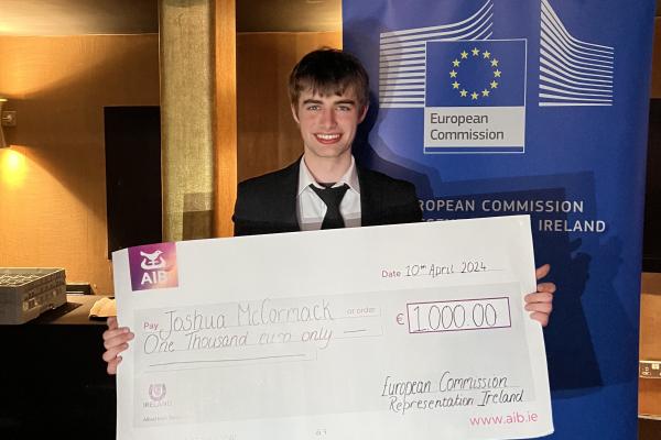 Joshua McCormak, winner of the European Commission's Smedia Award 2024 accepting his prize